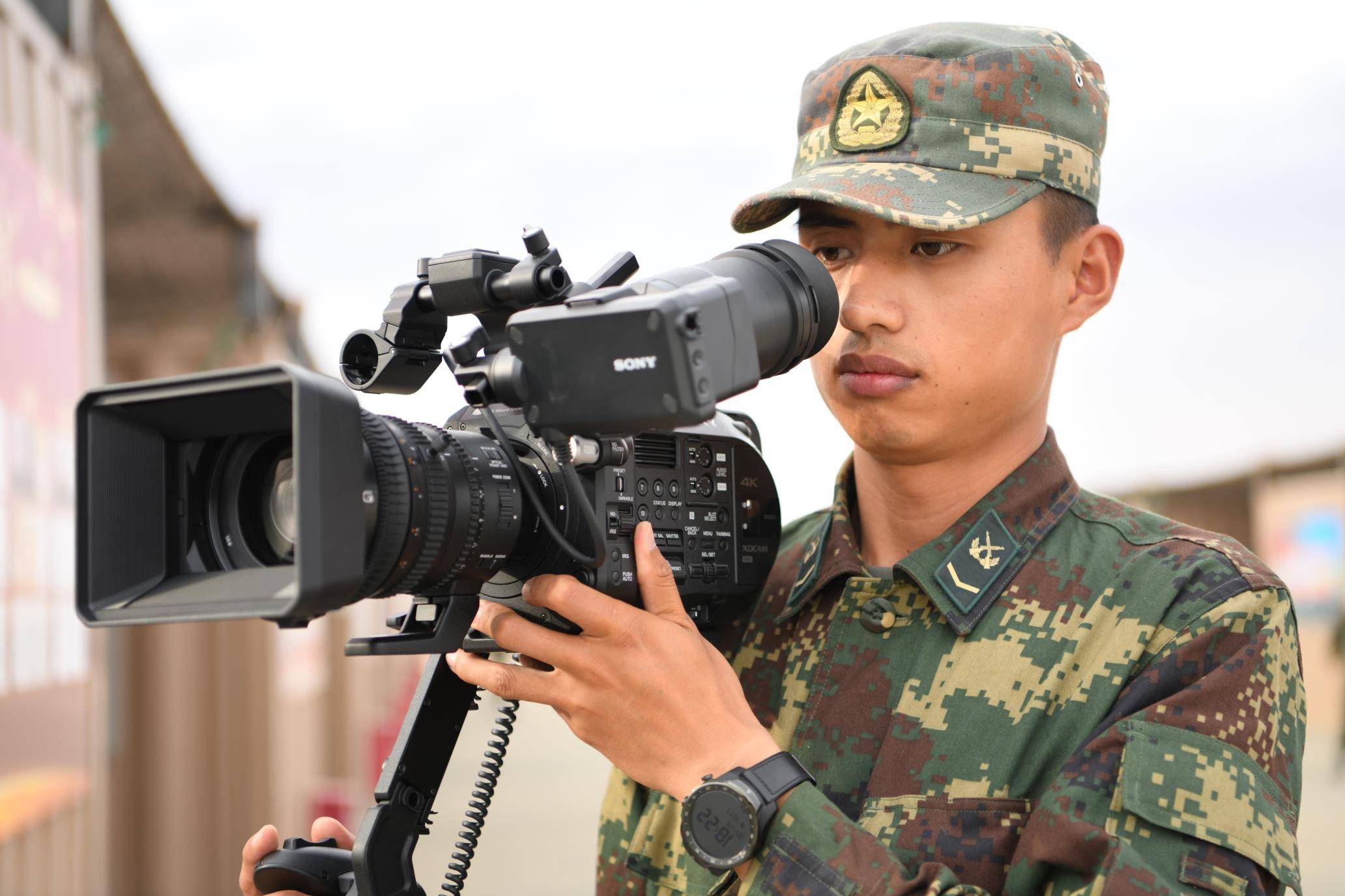 【部队作贡献,家乡传美名】上士李飞荣立三等功后引发家乡"崇尚热"