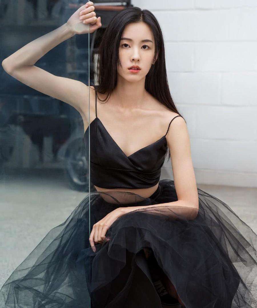 27岁陈都灵,走性感路线了,清纯少女变成熟女神!