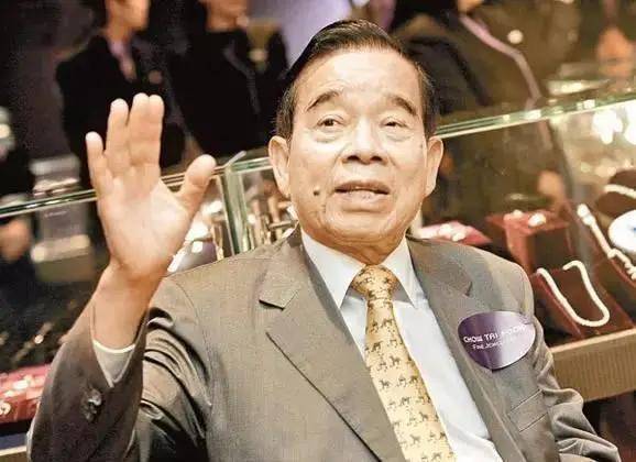 从普通打杂工到千亿富豪,揭秘华人珠宝大王郑裕彤的传奇逆袭之路