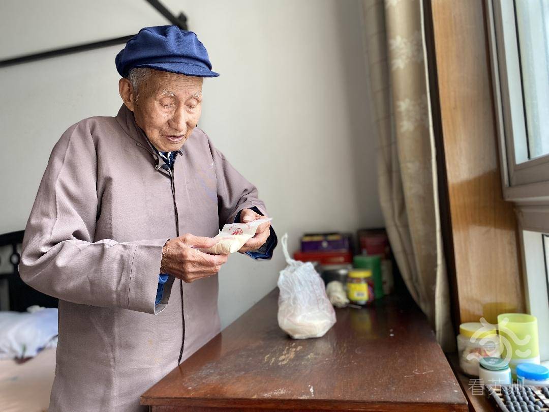 敬佩苏州老中医100岁了还能诊脉开方