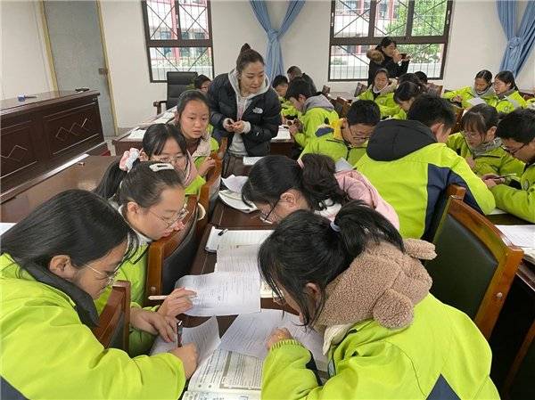 成都市双庆中学到雅安市荥经县严道二中开展结对交流活动