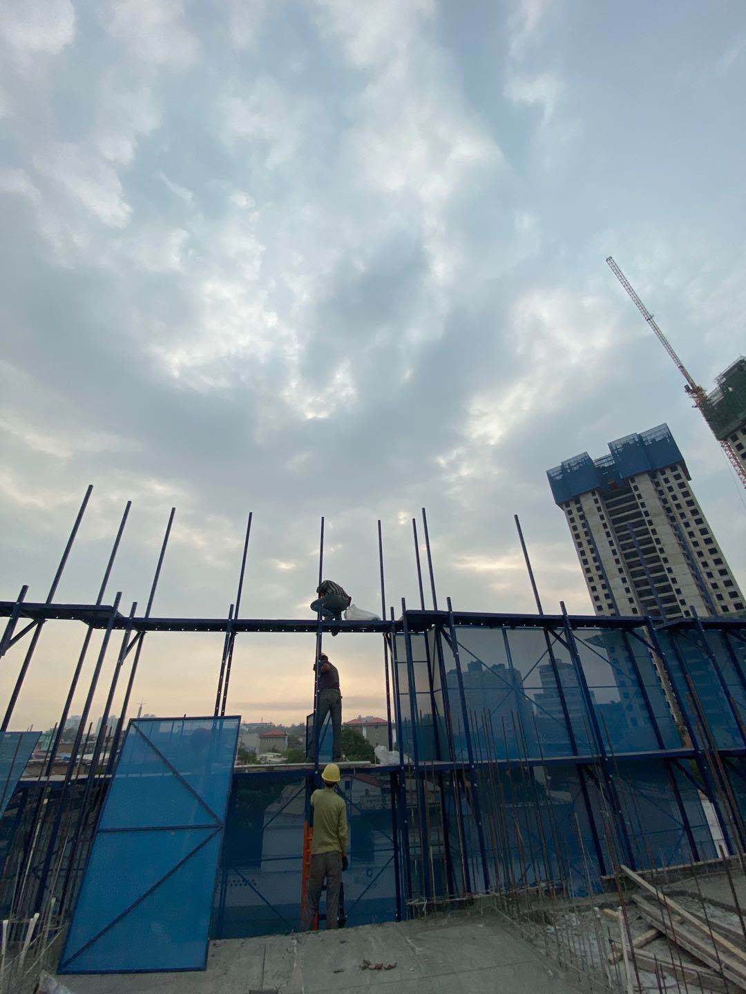 工程人员正在安装全钢爬架