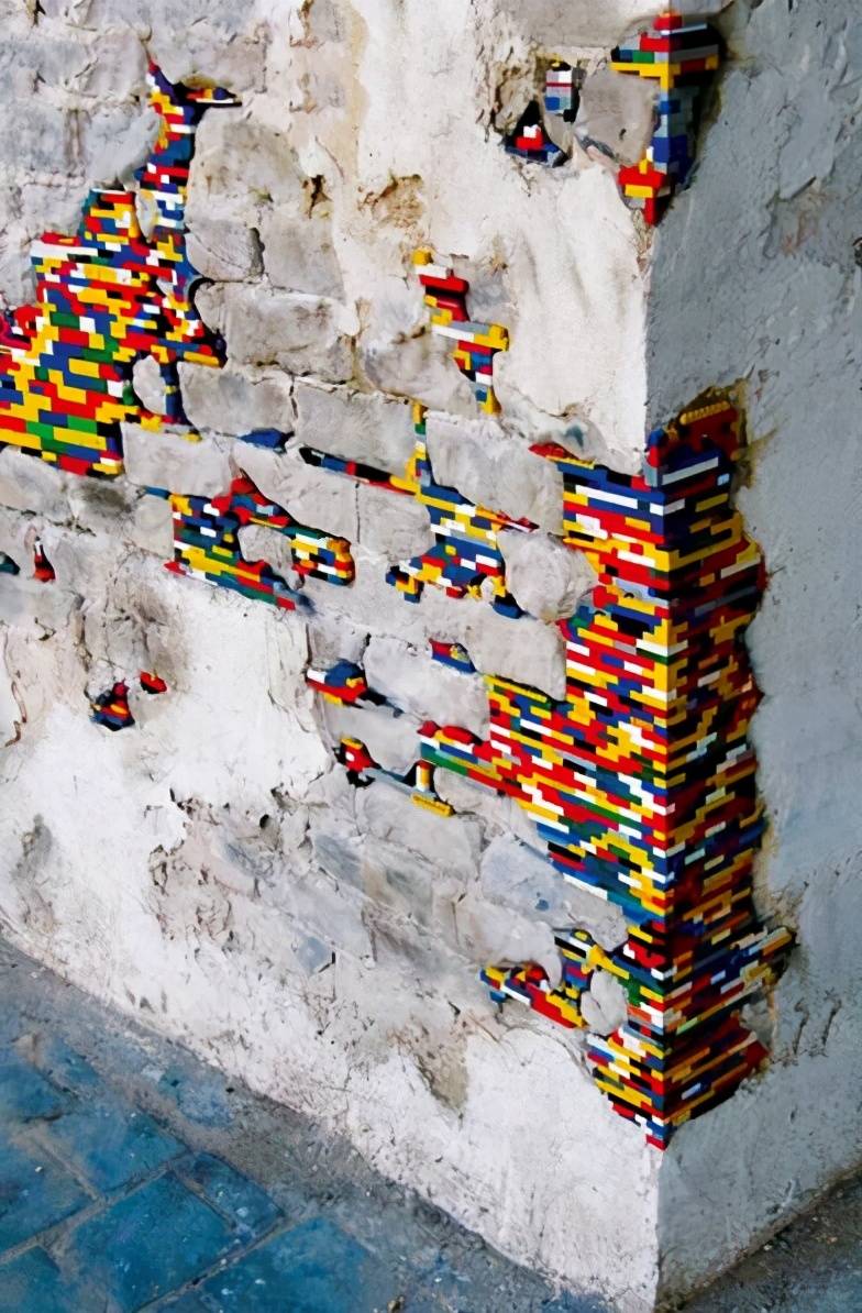 孩子玩的玩具别丢!老公用1000个乐高补墙角,效果太有艺术感