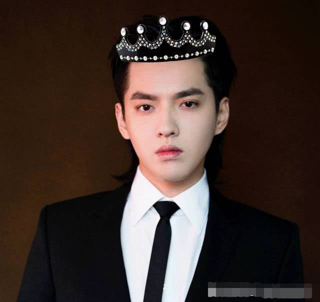 假如男星戴上"王冠",朱一龙像王子,范丞丞娇羞,而他太帅了!