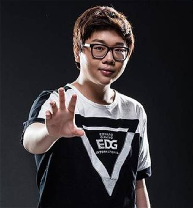 而且还带上了swift,flame等成名老将,真当lpl好欺负,lck退役选手们又