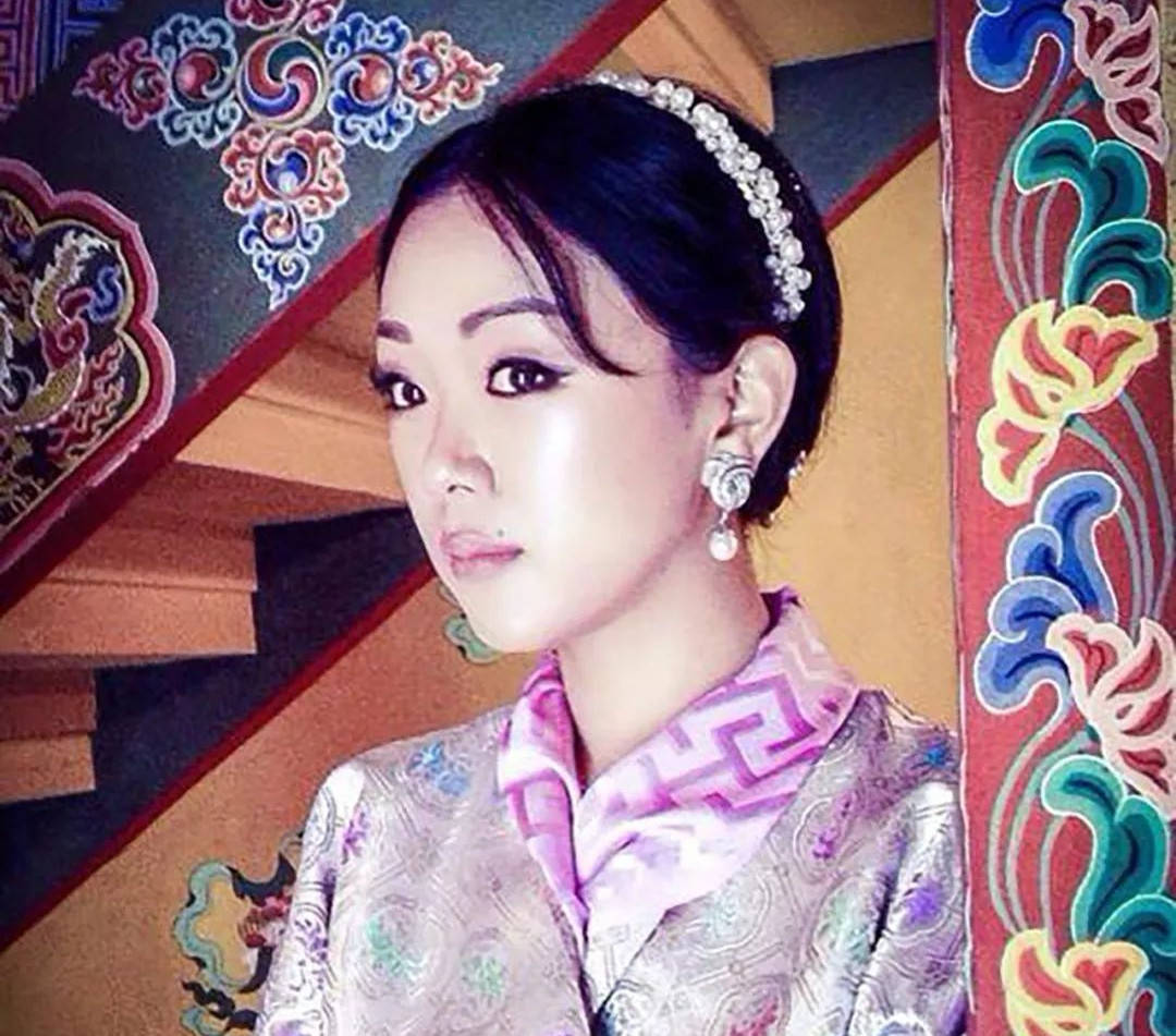 不丹王室美女如云!39岁三公主与家人庆生美得高级,稳赢泰王室
