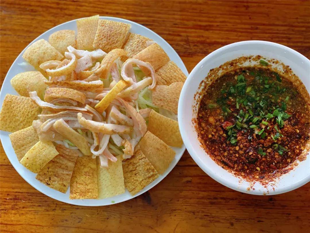 店内最具特色的当属这道「白族生皮」.