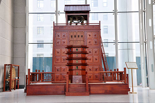 科学家苏颂的主持和领导下,建造出了一台天文计时仪器 — 水运仪象台