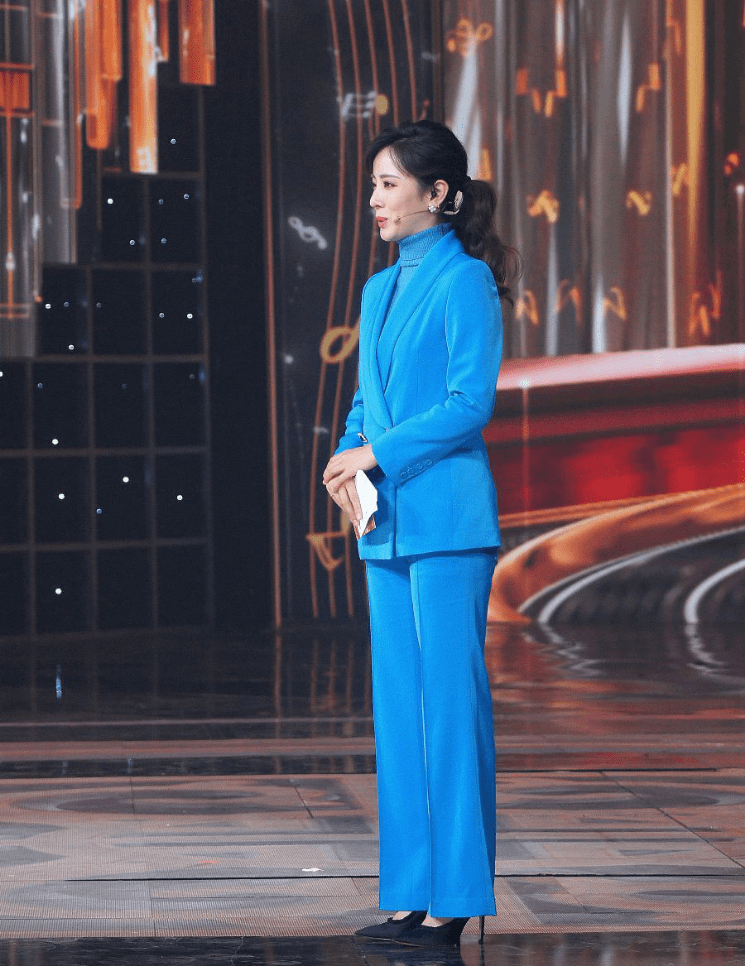 李思思美女主持人没白叫,穿身鲜艳色西装,不显土气倒还挺美的