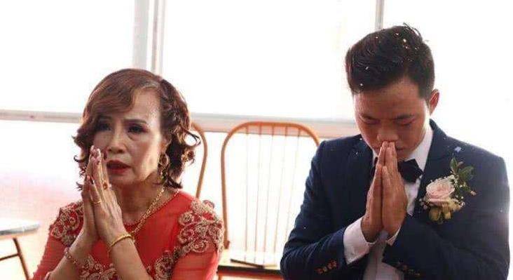 原创62岁大妈嫁给26岁小伙婚后坚持穿红色花裙子真嫩