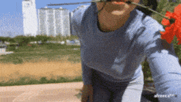 搞笑gif:直播时候的尴尬事儿,妹子真会吸粉.