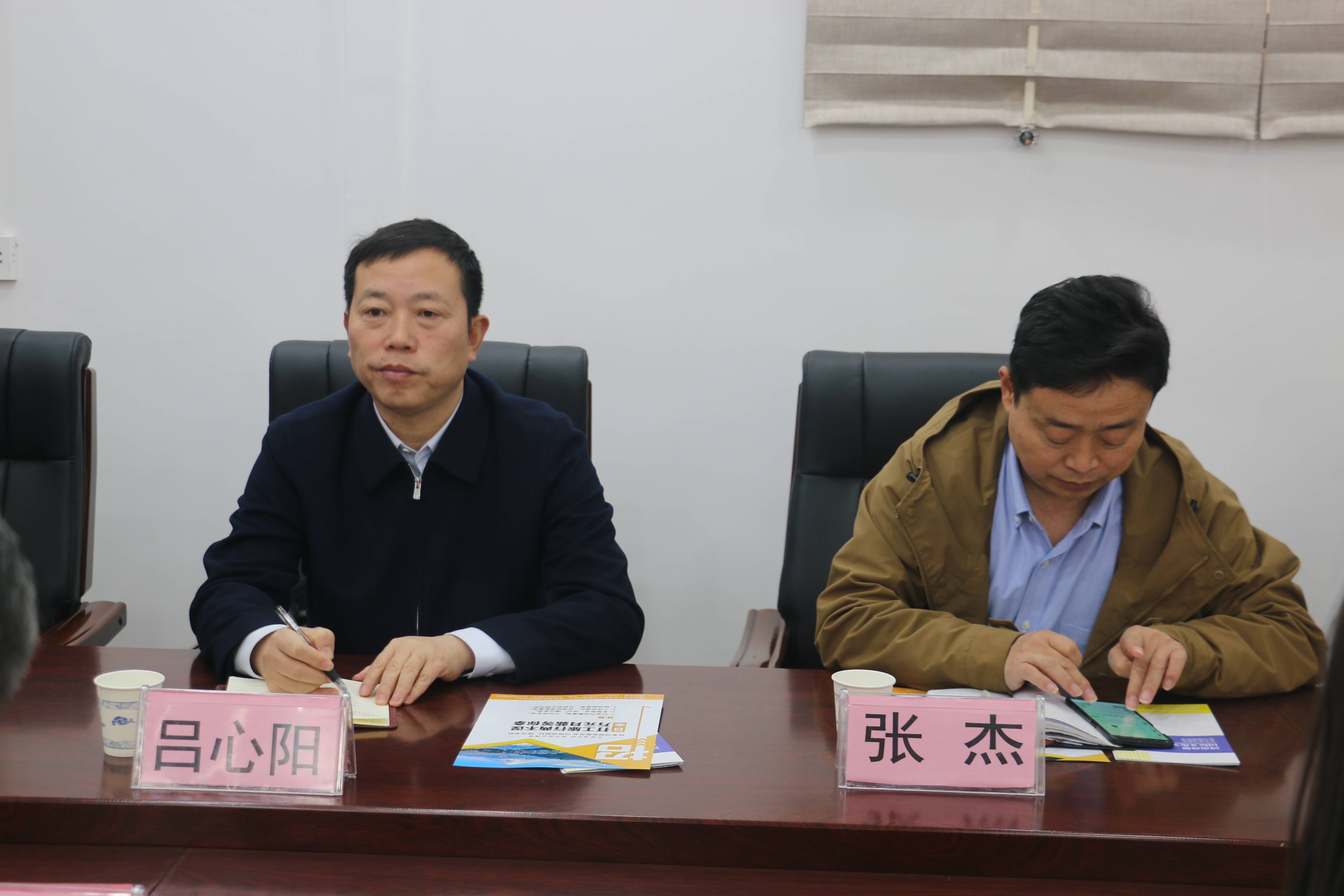 会上,吴兴华首先向吕心阳一行简要介绍了扶沟县情,历史典故,产业概况