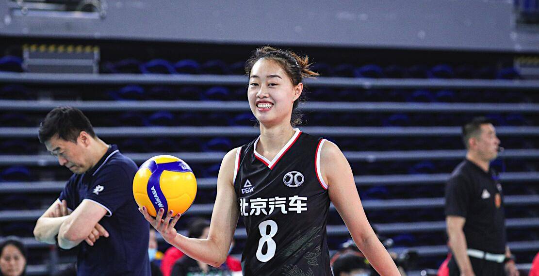 女排又一新星横空出世!留洋归来弃江苏投北京,郎平再添利器?_薛翼枝