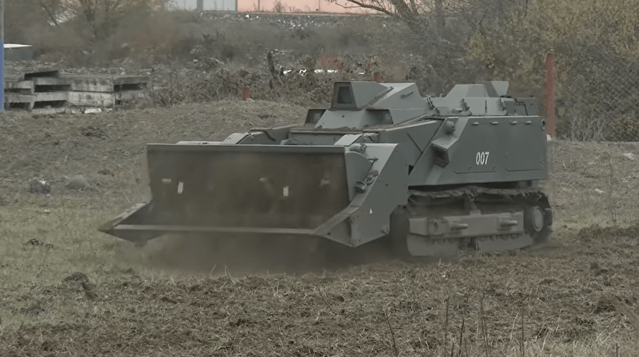 俄罗斯维和人员首次使用扫雷机器人" uran-6"在纳卡地区排雷