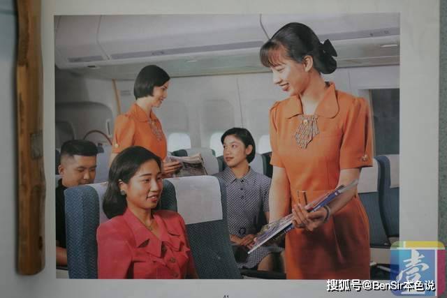 台媒挖出叶淑汶做空姐时的旧照(右一)他一边革去了张国炜在长荣的经理