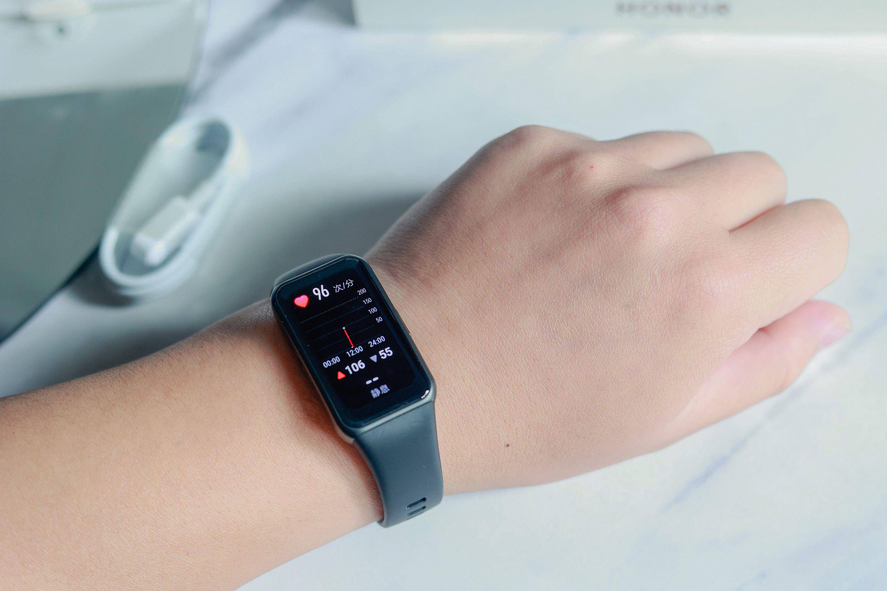 荣耀手环6全体验一块全面屏开启手环新时代