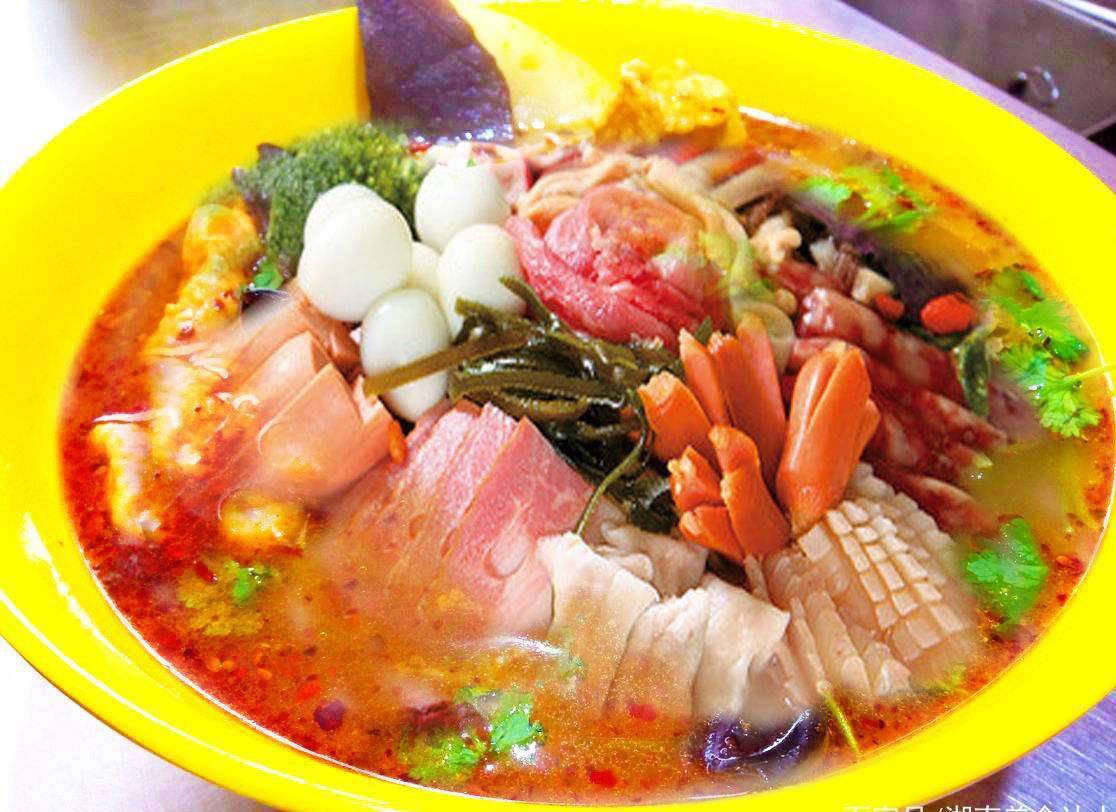 麻辣烫店的利润是非常高的,一是因为老板在菜品上做过设计和营销的,二