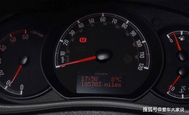 手刹手柄下面有个开关,拉起手刹手柄就会释放开关产生信号点亮报警灯