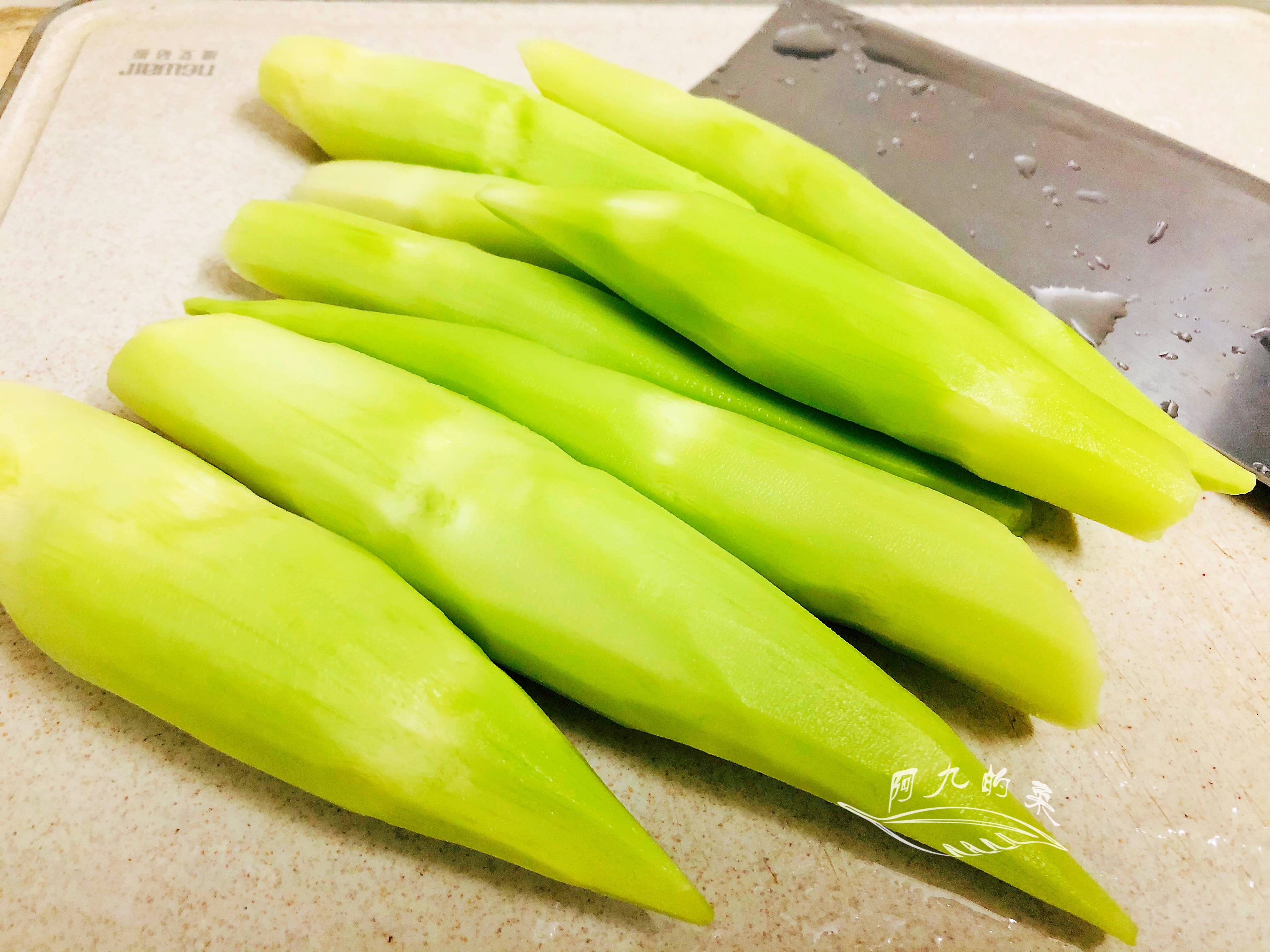 2,然后用削皮刀把芥蓝茎皮削干净,把去皮的芥蓝茎切薄片状待用.