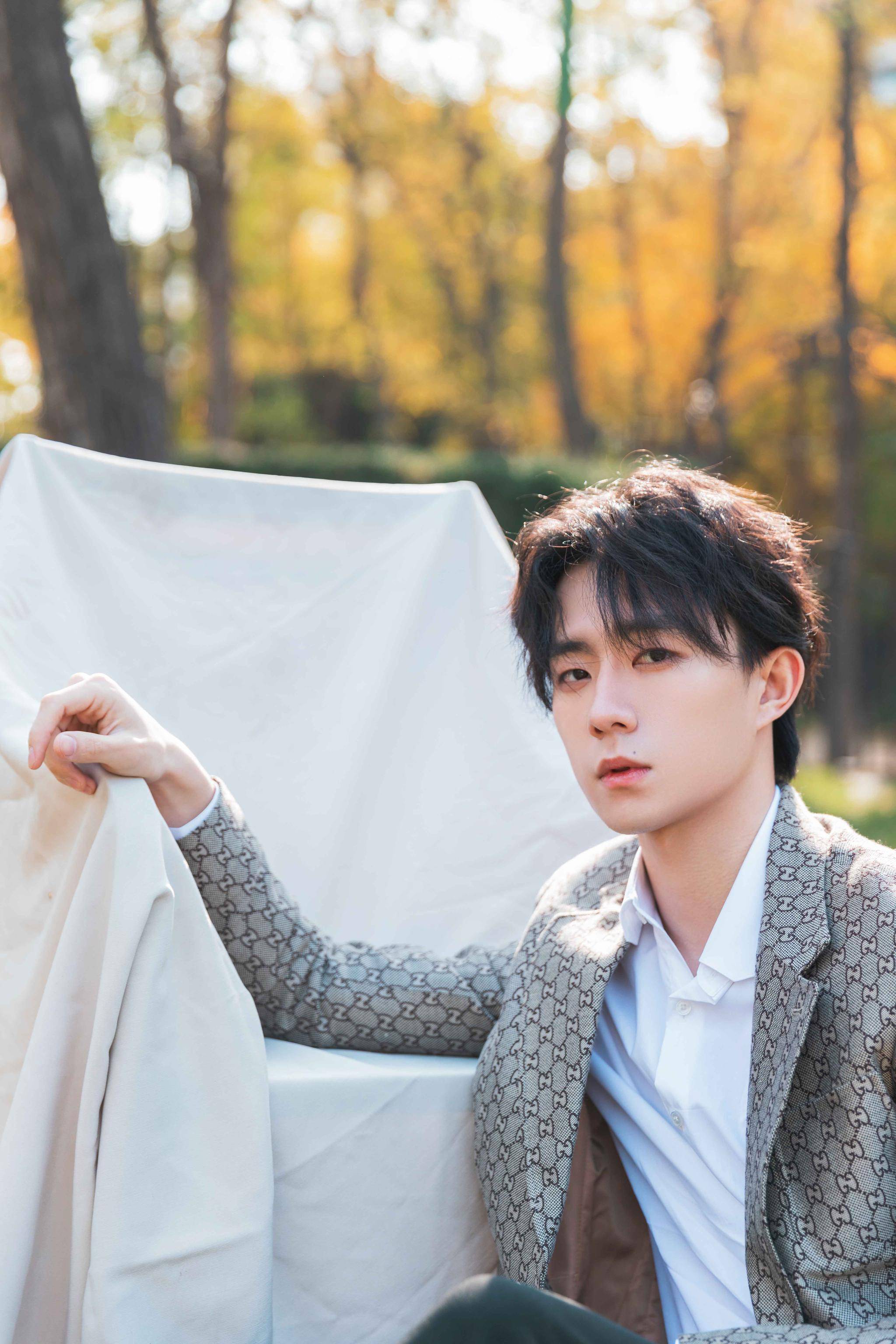 郑好冬日室外写真大片柔和有质感 优雅浪漫烘托少年气质