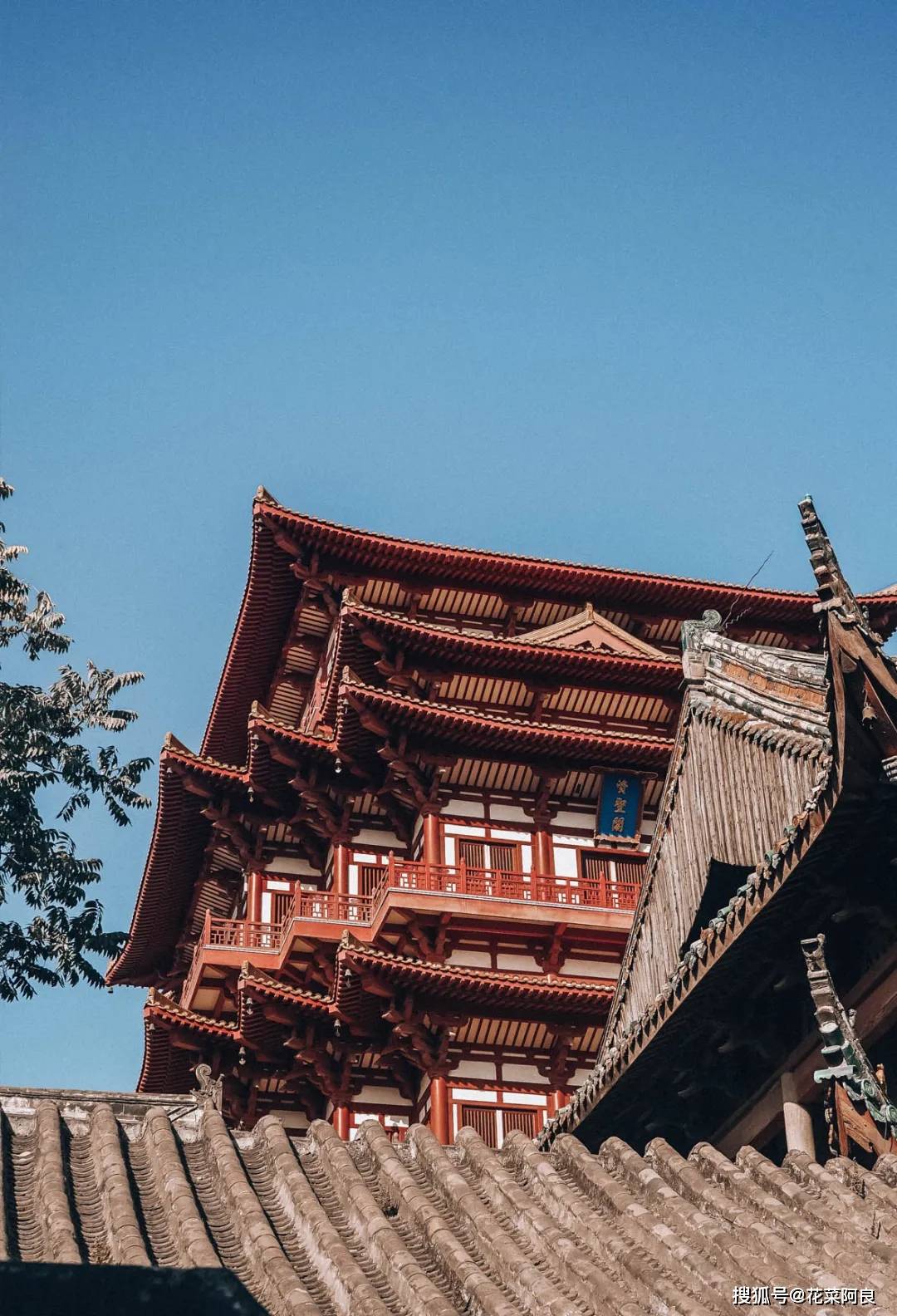 图为大相国寺藏经阁藏经阁位于八宝琉璃殿之后,其建筑高大雄伟