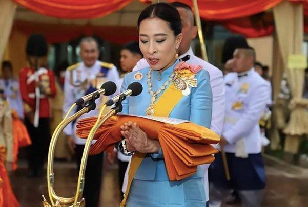 原创泰国嫡长公主迎42岁生日裹焦糖色龅牙真明显独得颂妃高雅气质