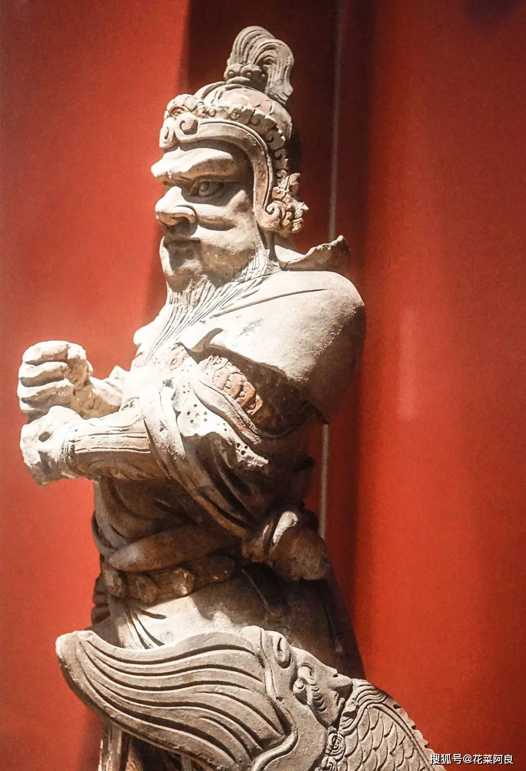 图为朱悦燫墓武士俑墓室门口还有武士俑进行守卫,威风凛凛,不怒则