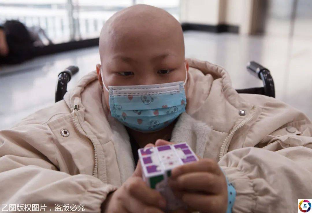 血癌女童做梦都想上学,同学视频喊话:作业都给你留着,快点回来_孩子