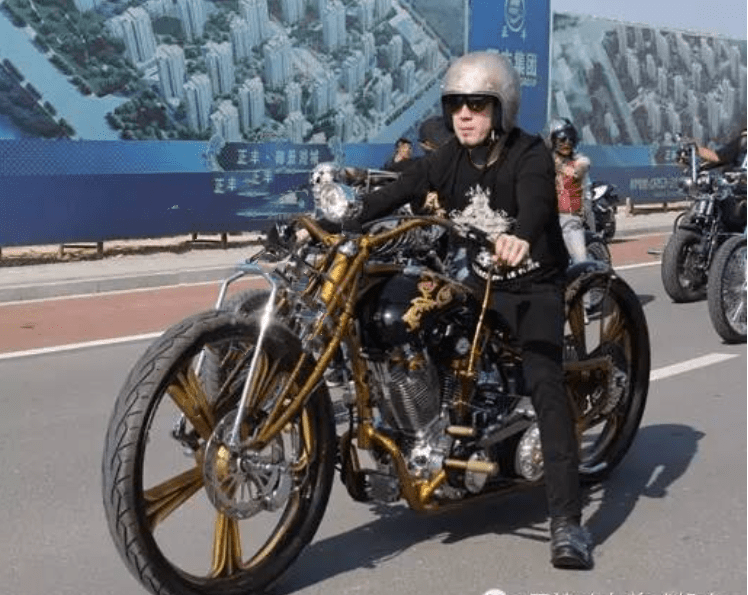 杨坤回应直播脸红,晒伤后做全套医美所致,否认醉酒抑郁眼神迷离