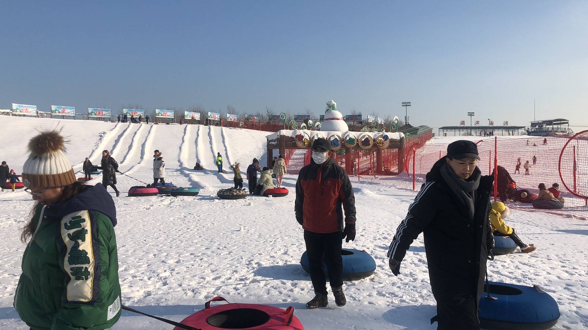 位于辽宁葫芦岛的葫芦古镇关东民俗雪乡于12月1日开始正式运营,雪圈