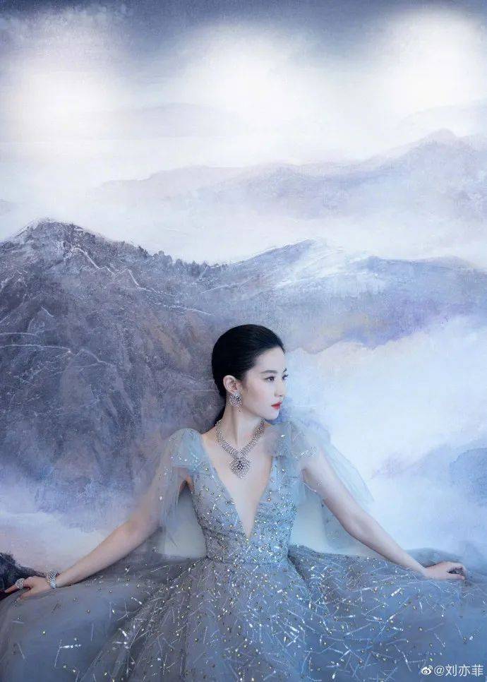 刘亦菲穿深v雾蓝纱裙秀事业线啊冰肌玉骨俏脸娇嫩迷人