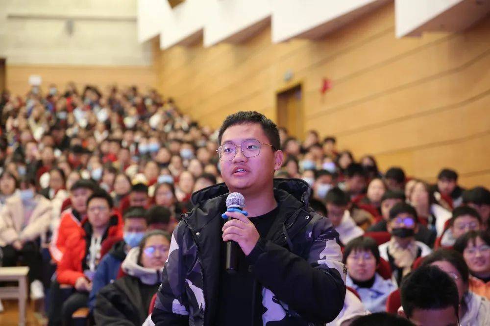 海门中学高一年级成功开展学生与校长对话活动