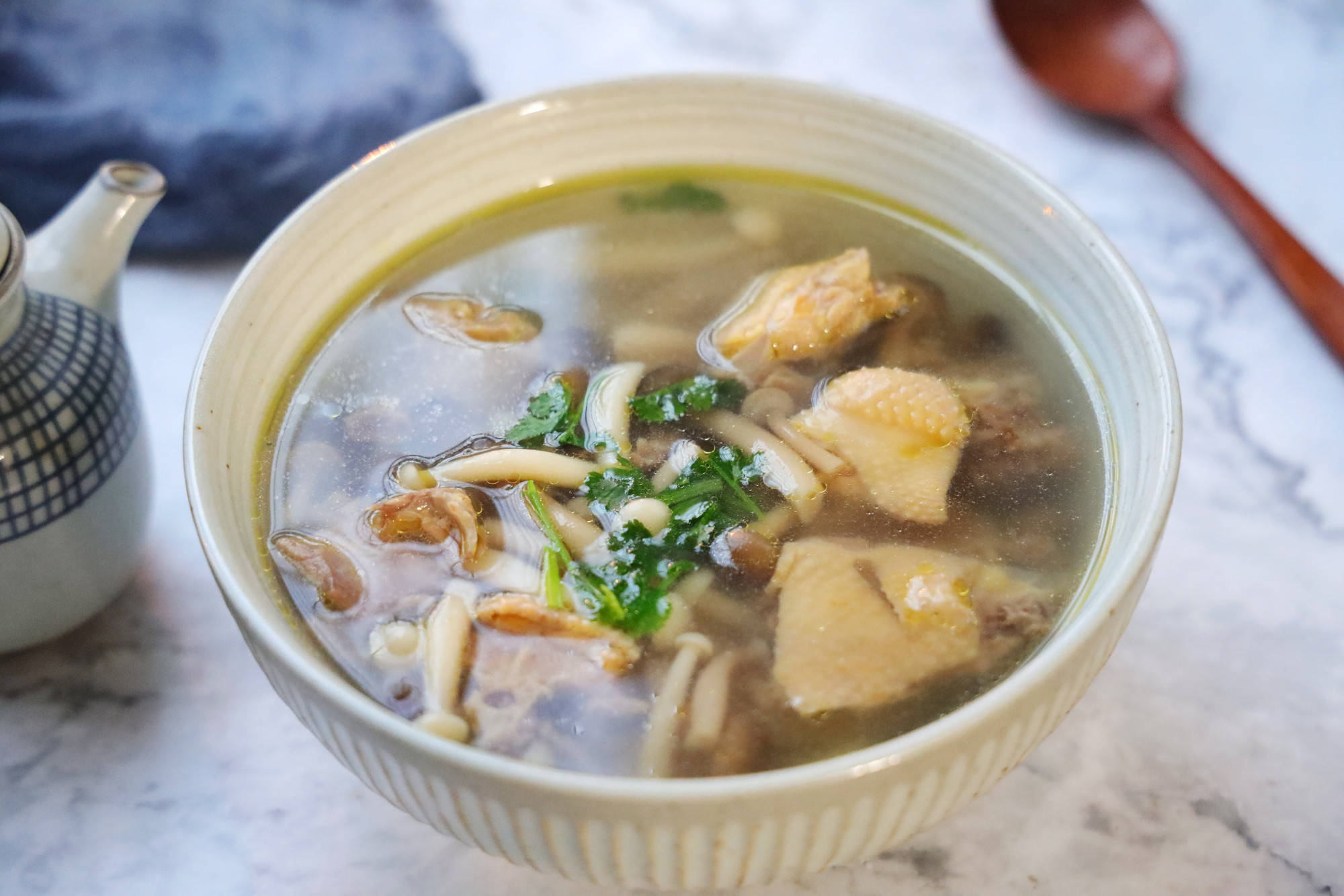 天气越来越冷,煲上这样一锅鸡肉菌菇汤,清淡鲜美,全身暖乎乎!