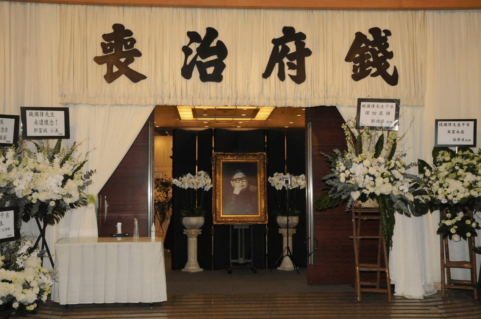 钱国伟设灵,郑伊健蒙嘉慧面色憔悴,遗孀泪宣复工独养2岁女儿