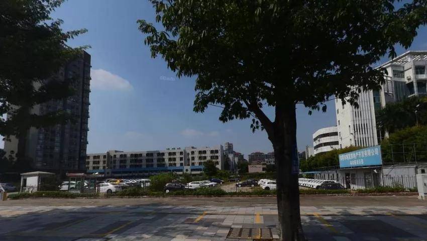 板房上写着东莞市瑞发房地产开发有限公司裕和苑项目部