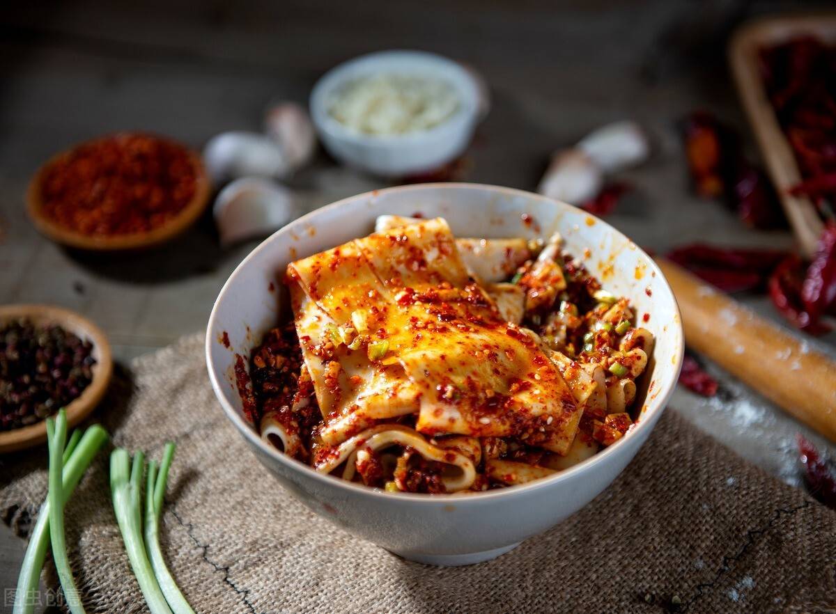 陕西特色油泼面,面条劲道爽滑,油泼辣子绝了,吃一次就忘不了_手机搜狐