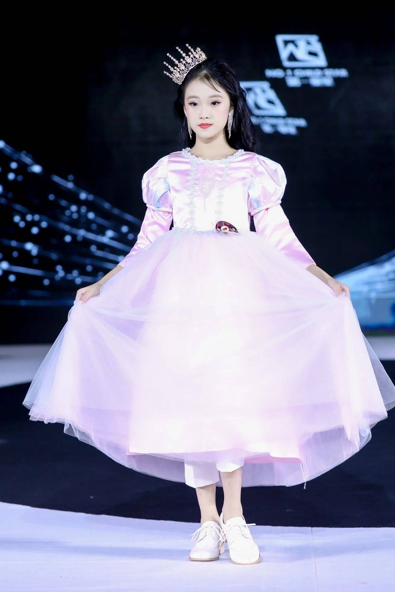 第一童星深圳形象大使王昕怡展现中华魅力秀出中国时尚