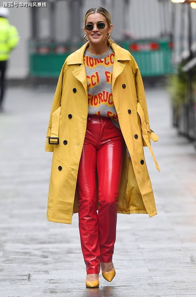 原创阿什莉罗伯茨穿着黄色风衣和红色pvc裤子显得轻松自在