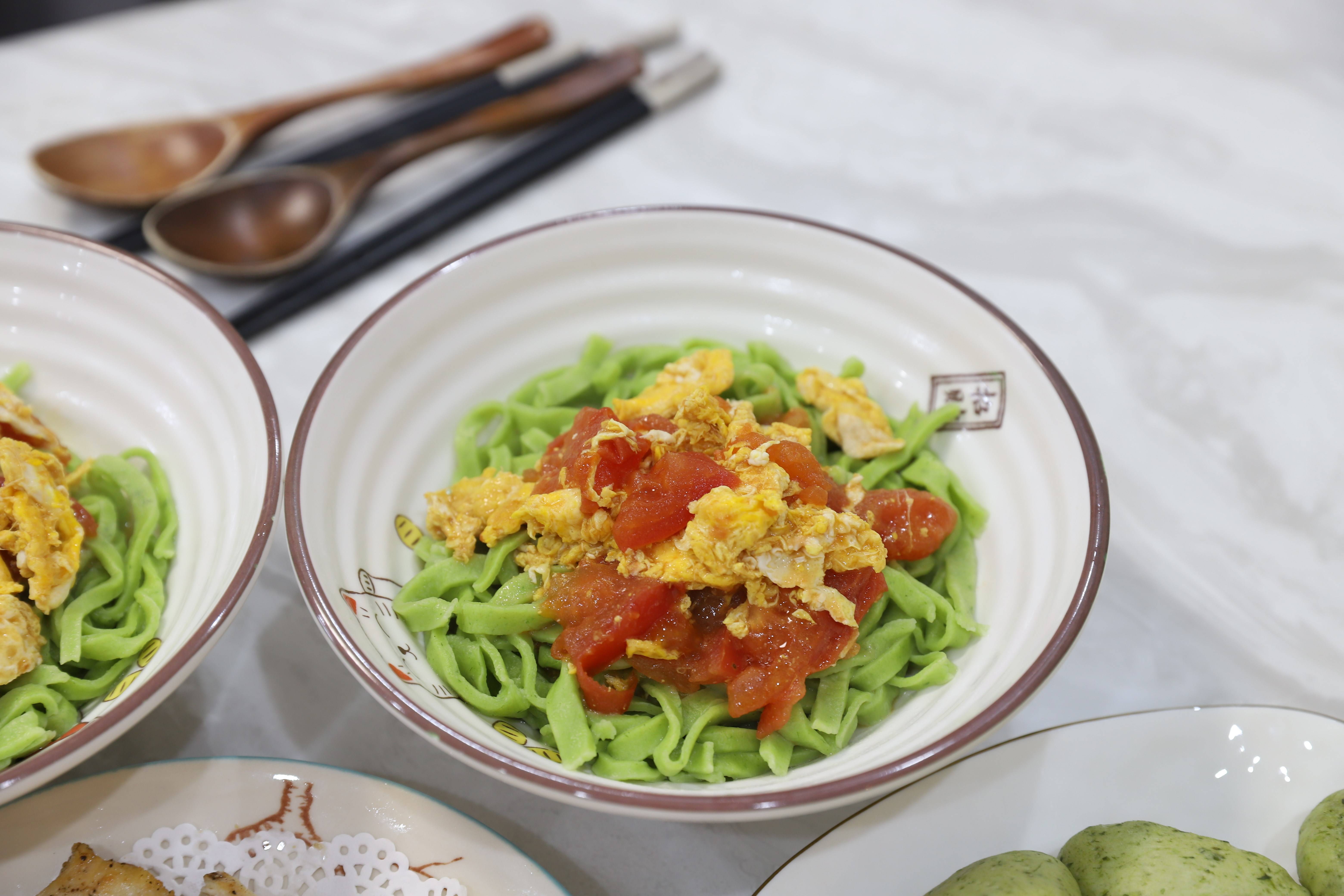 做菠菜手擀面教您几个小技巧做出来的面条不粘连不变色