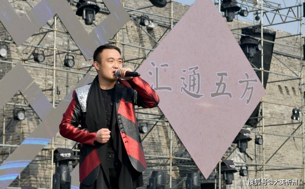 《红旗飘飘》《青青世界》《拥抱明天》表演:琪涵 景小刚 秦燕华 白宇
