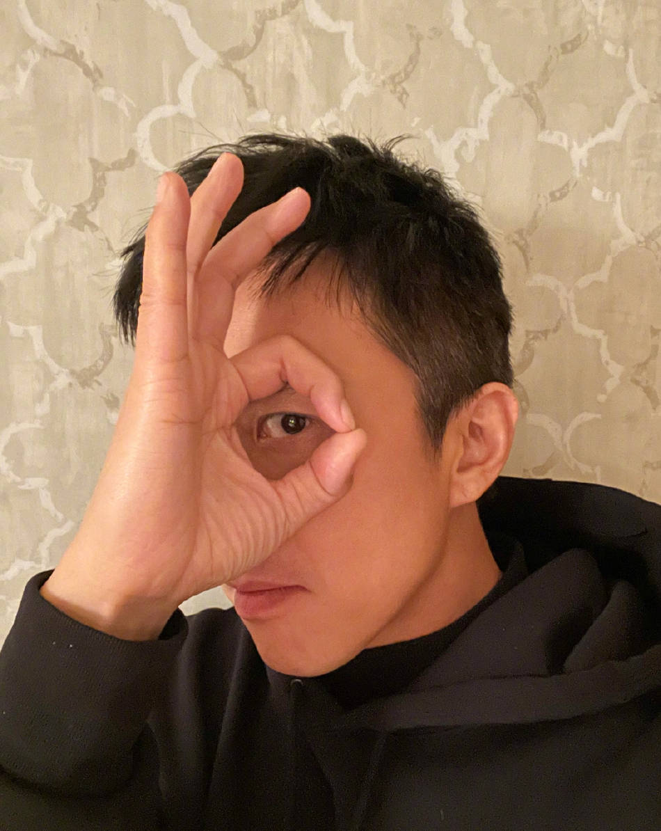 邓超九宫格比心自拍诚意满满 歪脸翻白眼表情丰富-搜狐大视野-搜狐新闻