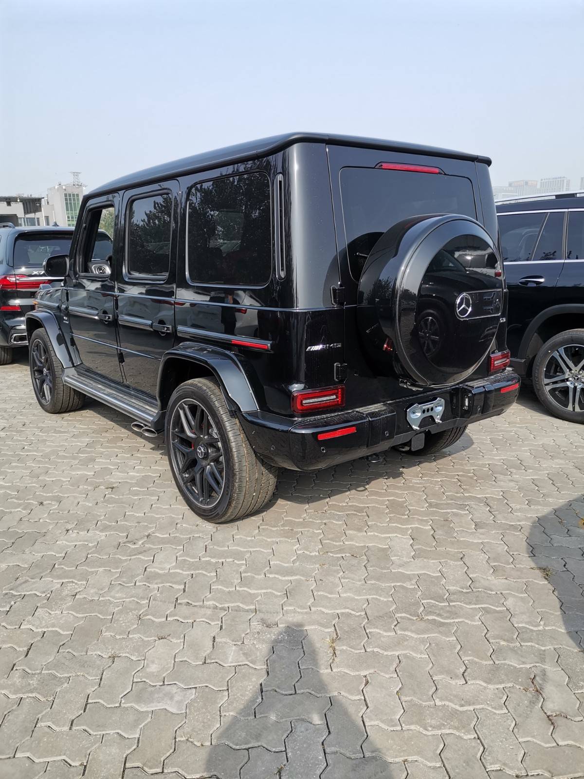 2020款全新奔驰g63前悬改为双插臂独立悬挂,电子助力转向,更大的内部