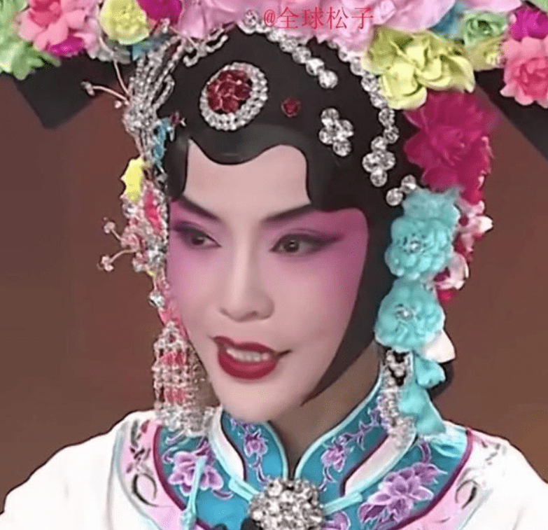 央视才女朱迅晒京剧扮相视频脸颊瘦削竟撞脸郭敬明
