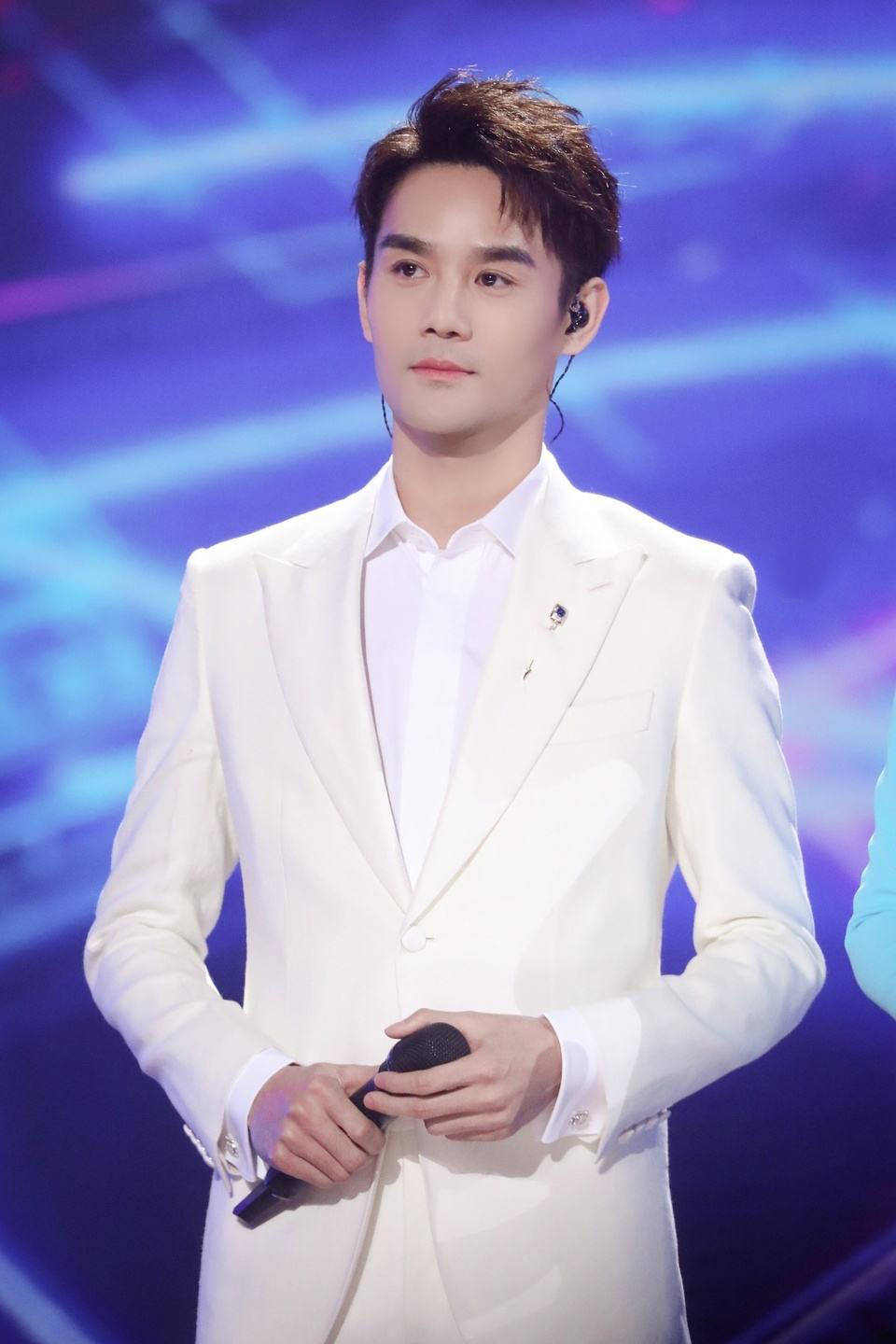 王凯带着经典电视剧《大奖大河》,入围中国电视"金鹰奖"最佳男主角奖