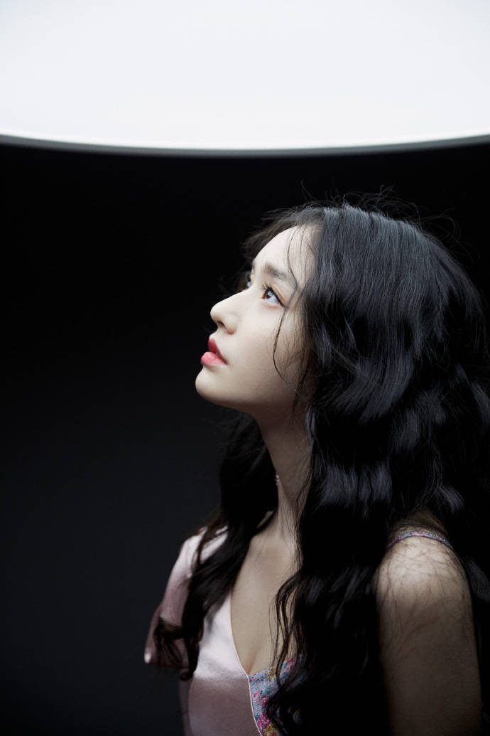 林允穿露肩粉色短裙身材妖娆 装扮甜美又不失性感