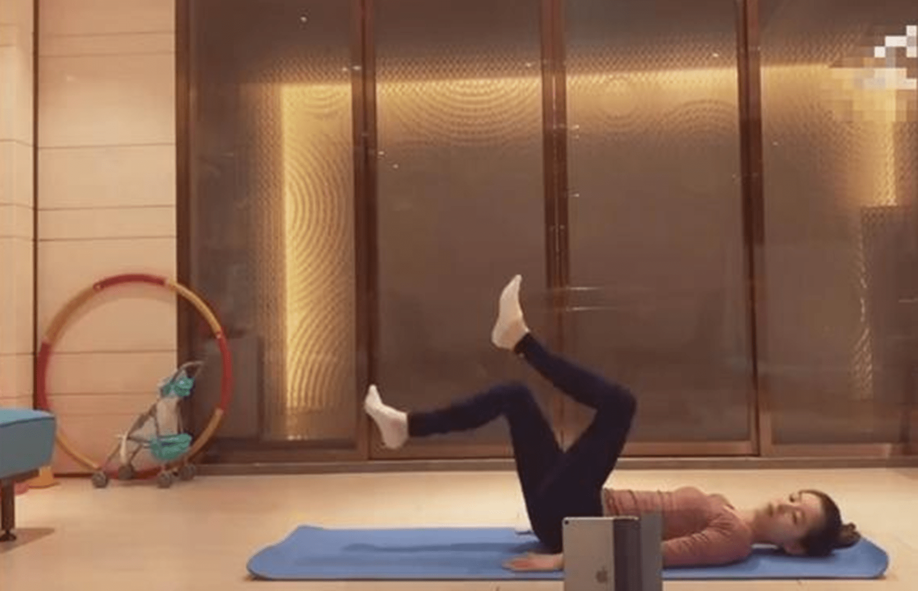 27岁章泽天与刘强东团聚,穿"无痕裤"显气质,完美身材惹人羡