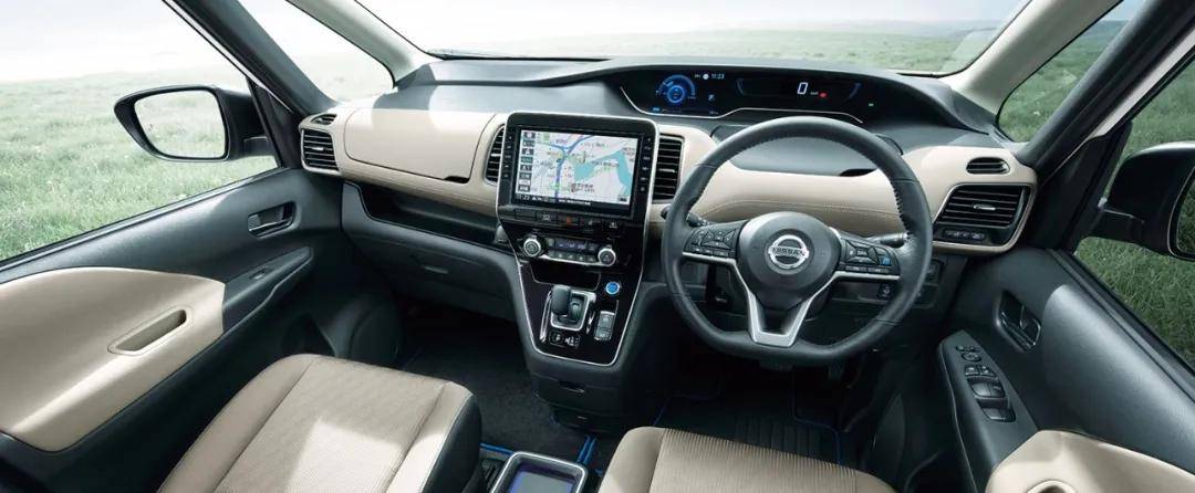 车身侧面配备了双边电滑门.