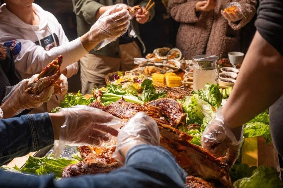 木屋烧烤烤全羊来了,一年仅一次!打工人的年尾狂欢!_手机搜狐网