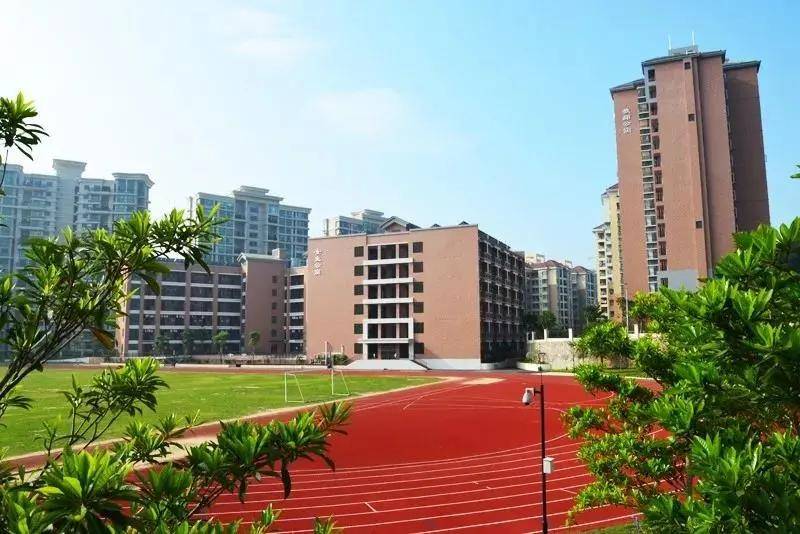 三鑫和纪雅是同一所学校吗?