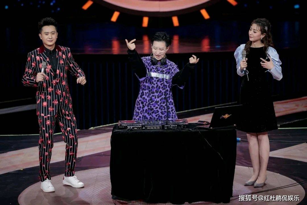 张舒越机会越来越多,主持越来越自信,但服装搭配明显有点拖后腿